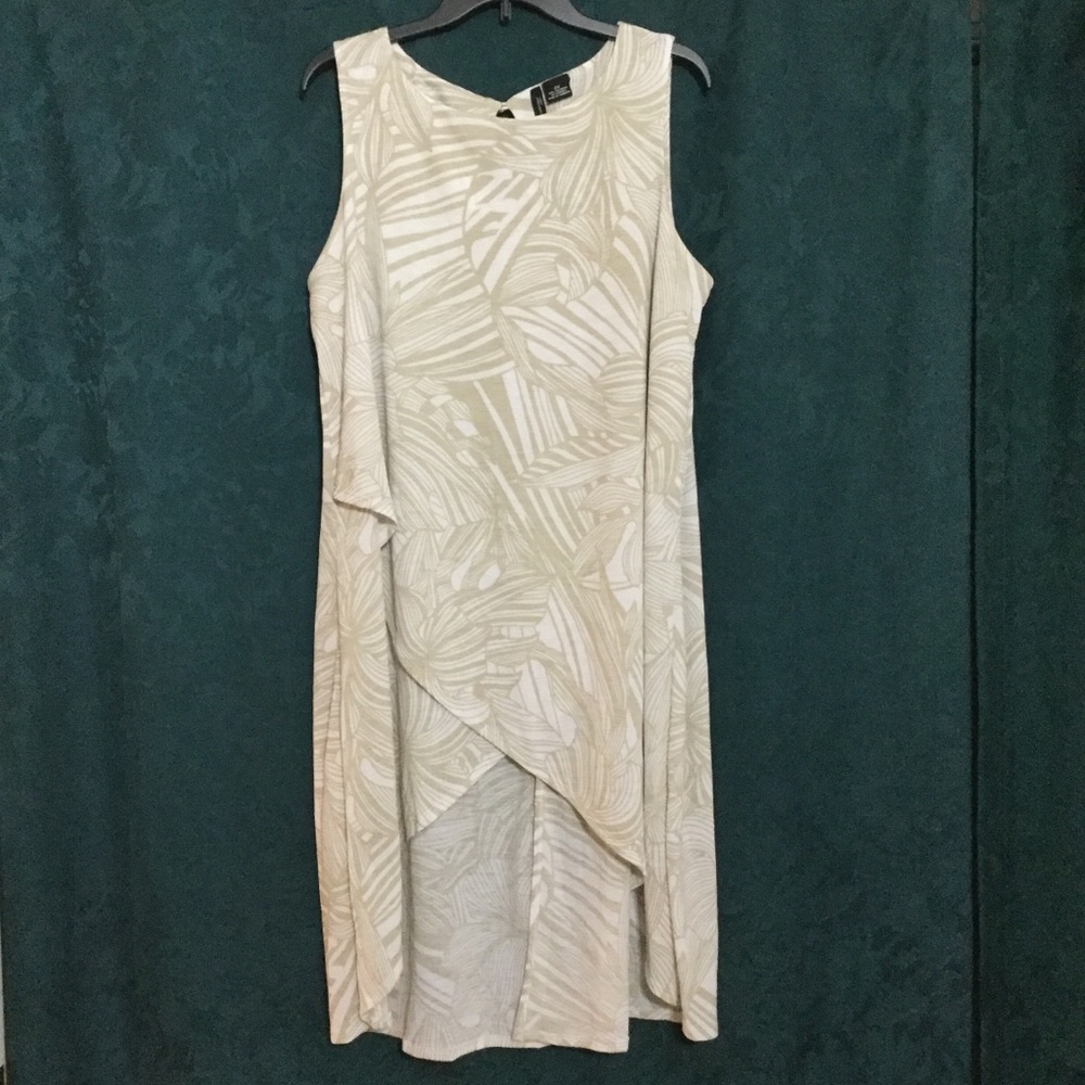New Directions tan floral high-low tunic top